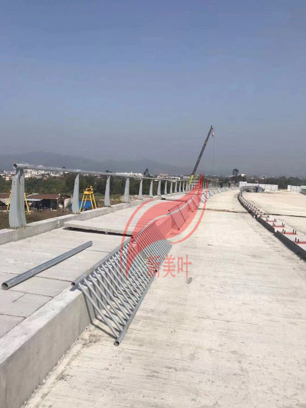 20181201163856 镀锌钢制桥梁护栏安装现场实拍图