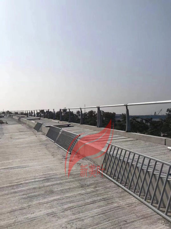 20181201163901 镀锌钢制桥梁护栏安装现场实拍图