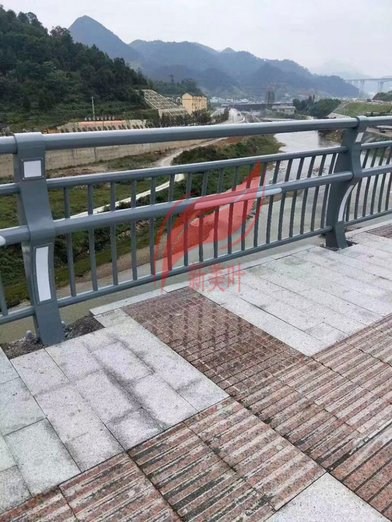 20181201165607-768x1024 浙江奉化灯光景观桥梁栏杆安装现场（钢制灯光护栏）