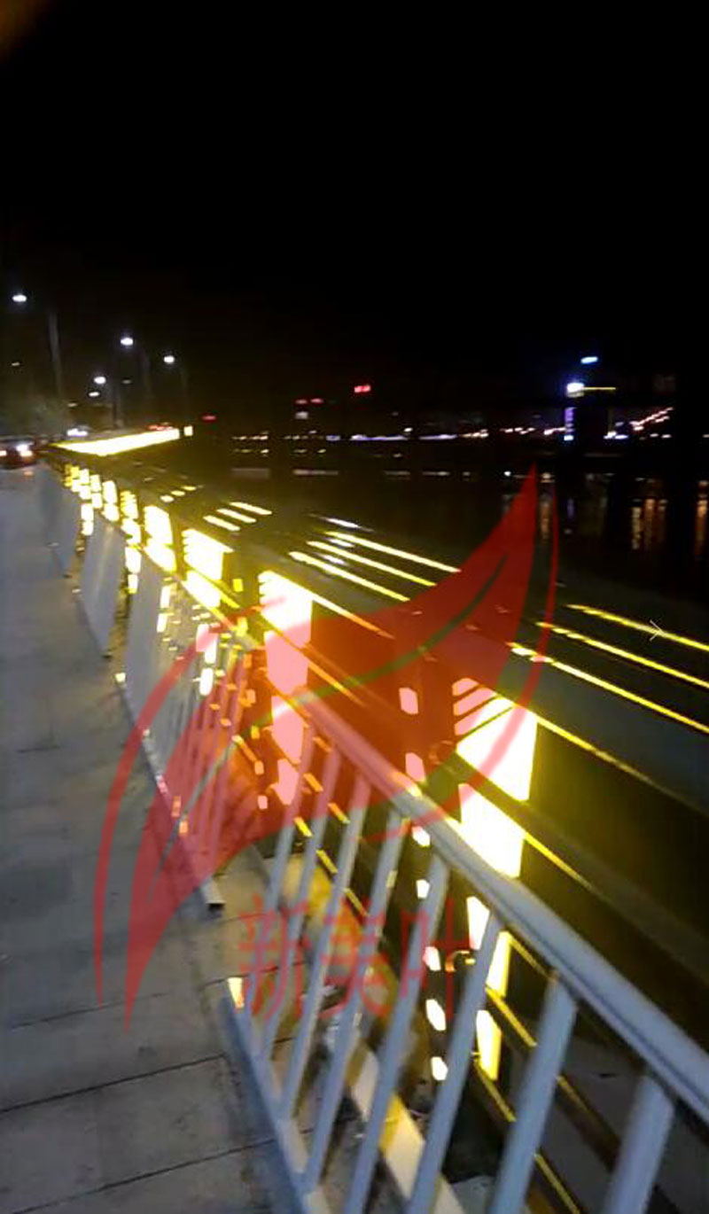 20181201194048 桥梁灯光护栏安装现场实拍图（特色桥梁景观护栏）
