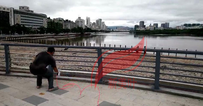 20181201195628 助力三亚大桥项目最后一步桥梁栏杆安装现场实拍图！