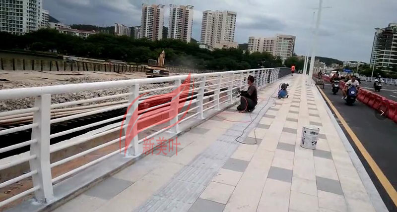 20181201195700 助力三亚大桥项目最后一步桥梁栏杆安装现场实拍图！