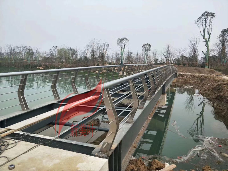 20181201202326 不锈钢桥梁护栏安装现场实拍图