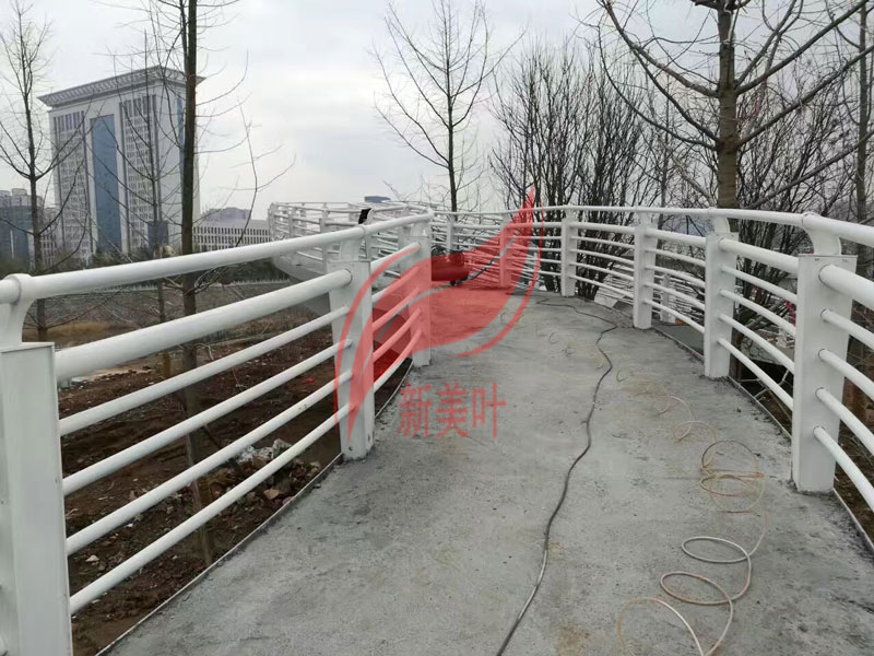 20181201203530 桥梁栏杆安装现场实拍图