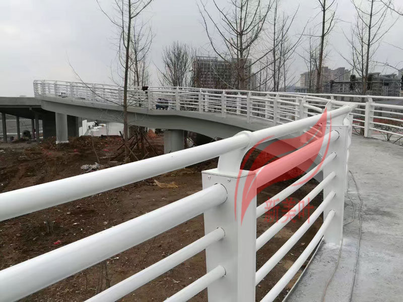 20181201203539 桥梁栏杆安装现场实拍图