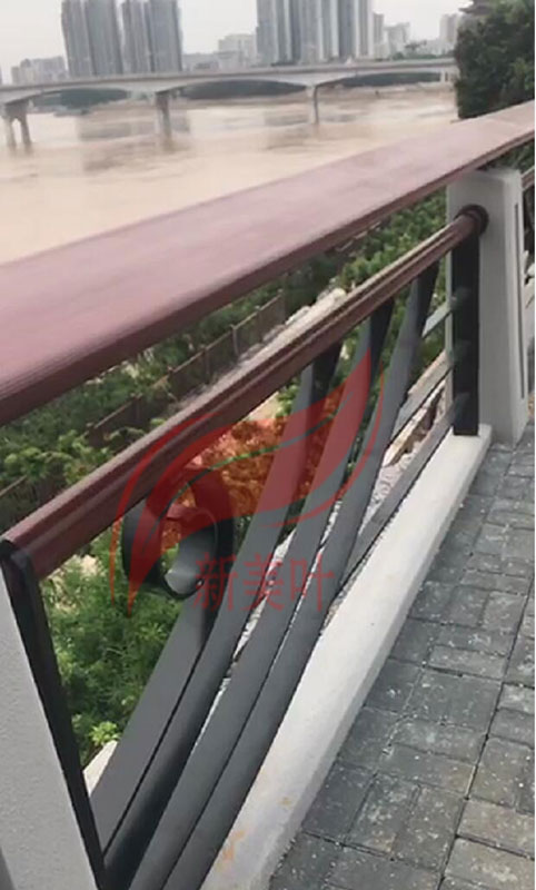 20190628111842 广西南宁铸造石河道护栏安装完成