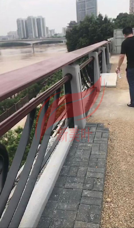 20190628111854 广西南宁铸造石河道护栏安装完成