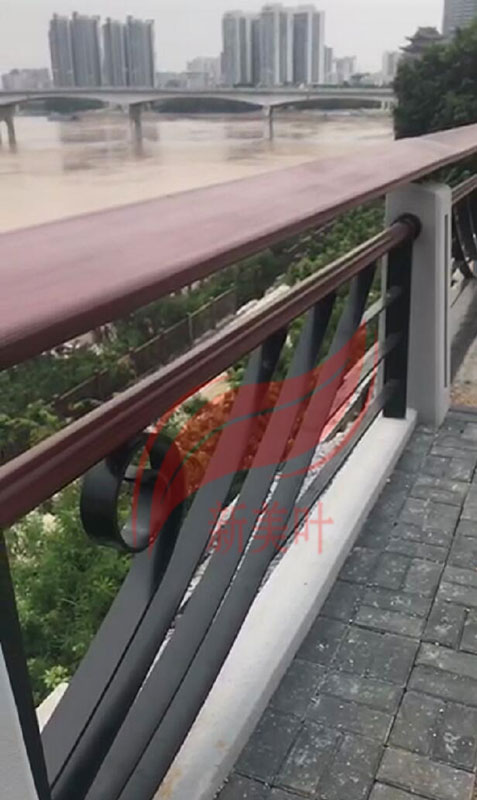 20190628111926 广西南宁铸造石河道护栏安装完成