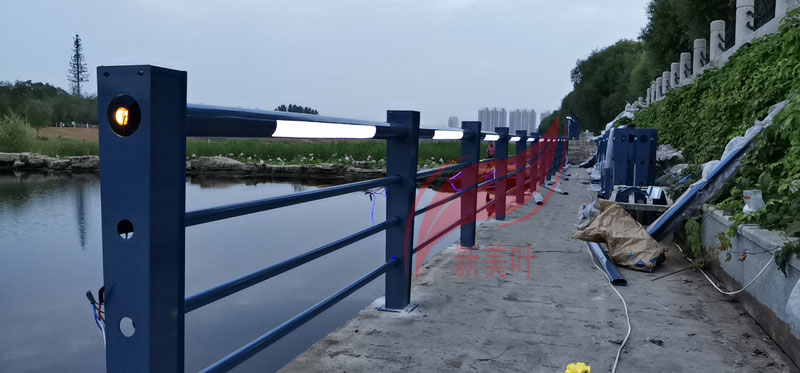 20190629204511 涡阳灯光景观河道护栏安装施工现场