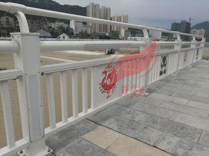 20190724200804 湖北襄阳灯光景观河道护栏安装完工
