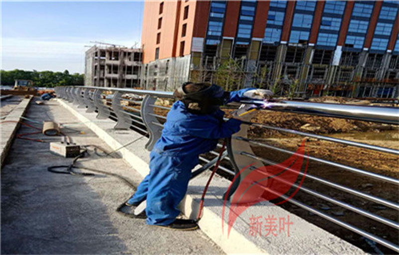 692_24 安徽马鞍山纯304不锈钢景观护栏现场施工