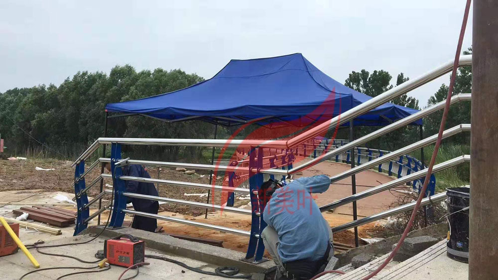 20190907195358 广东惠州不锈钢河道护栏施工现场