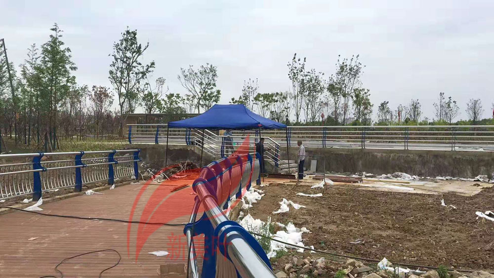 20190907195406 广东惠州不锈钢河道护栏施工现场