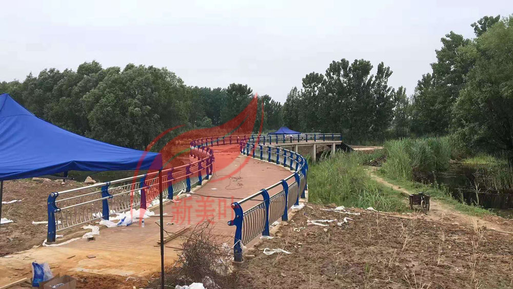 20190907195412 广东惠州不锈钢河道护栏施工现场